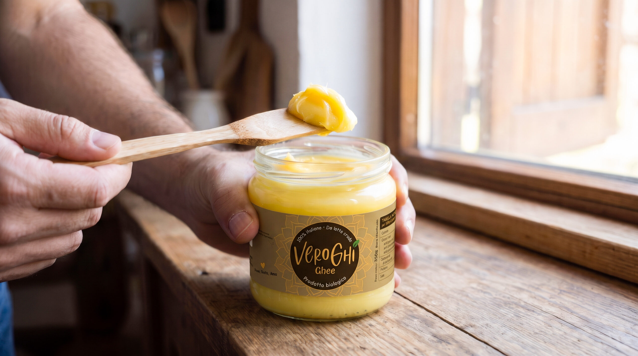 Vasetto di ghee dorato VEROGHÍ con cucchiaio di legno.